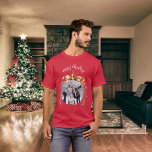 T-shirt Photo de famille de Noël rouge bauve<br><div class="desc">Chemise rouge. Personnalisez et ajoutez votre propre photo de famille. Un sapin de Noël bauble comme cadre.</div>