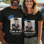 T-shirt Photo de graduation personnalisée 2025 Graduate Fi<br><div class="desc">Ces t-shirts de troisième cycle personnalisés sont une superbe chemise pour un parent fier de la cérémonie de remise des diplômes. Célébrez à la cérémonie de remise des diplômes avec cette drôle de tee Class of 2025 pour une personne âgée diplômée ou une mère ou un père fier.</div>