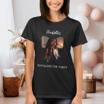 T-shirt Photo de l'enterrement de vie de jeune fille en fo<br><div class="desc">Un t-shirt noir de couleur foncée Décoré avec un cadre photo en forme d'arc.  Personnalisez et ajoutez un nom. Écriture manuscrite de style blanc.</div>