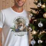 T-shirt Photo de Noël suivant Forme de Lozenge Papa-to-be<br><div class="desc">Chemise photo Papa to Be Christmas, avec en lettres "Next Christmas I'll be a Dad" aux accents traditionnels de saint, pin et cône de pin. Les couleurs du texte et de l'arrière - plan peuvent être modifiées dans l'outil de conception, si nécessaire. Votre photo est affichée en format portrait 16:9...</div>