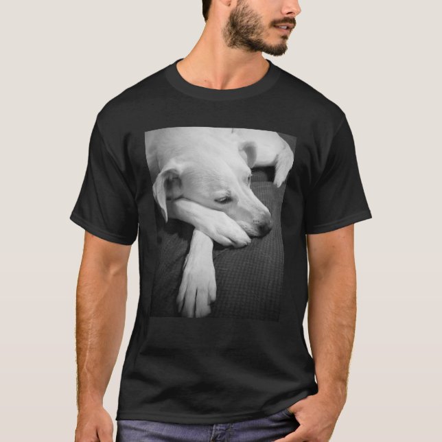 T-shirt Photo en noir et blanc d'un beau chien dormant (Devant)