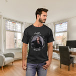 T-shirt Photo noir et blanc de célibataire mythe légende h<br><div class="desc">Célébrez sa journée spéciale avec style avec ce t-shirt personnalisé ! Avec un fond noir classique et un texte gras qui dit : "L'Homme, Le Mythe, La Légende". Personnalisez le design en ajoutant son nom et une photo préférée pour le rendre vraiment unique. Ce t-shirt est le cadeau idéal pour...</div>