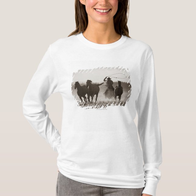 T-shirt Photo noire et blanche des chevaux d'un Lassoing (Devant)