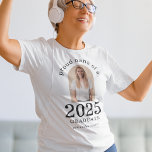 T-shirt Photo personnalisée Arc Nana fière de 2025 Diplômé<br><div class="desc">Photo sur mesure Fier Nana de 2025 Diplômé. Surtout pour nana ou changer comme vous le souhaitez des étudiants nouvellement diplômés à porter avec fierté. La photo de votre élève est en forme d'arc, et l'année grande et audacieuse, avec le nom du diplômé et le lycée. Personnalisez facilement le texte...</div>
