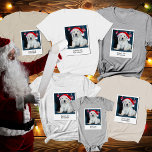 T-shirt Photo personnalisée Chien de première Noël Vintage<br><div class="desc">Célébrez le premier Noël de votre petit avec le premier T-shirt Vintage de Noël de l'artiste. Ce t-shirt personnalisé présente votre photo préférée de chien de compagnie, ce qui en fait un saké de gardien de coeur que vous chérirez pendant des années. Avec sa bootleg Y2K 90s, cette chemise apporte...</div>