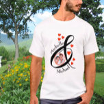 T-shirt Photo romantique personnalisée Prénoms Coeur<br><div class="desc">T-shirt spécial unique — Premiers noms avec votre photo et coeur rouge et ampersand fantaisie pour mettre en évidence votre connexion. Express votre amour et votre affection avec style et faire aujourd'hui spécial. Grand cadeau pour les anniversaires ou les vacances. Pour toute question de conception, envoyez un courriel à charmdesignstudio@rcn.com...</div>