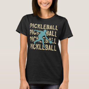 T-shirt Pickleball cinq fois avec un joueur frappant la ba
