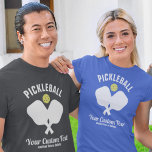 T-shirt Pickleball Club Pickleball Paddle & Ball Custom<br><div class="desc">Aimez-vous le pickleball ou connaissez-vous quelqu'un qui le fait ? C'est alors la chemise parfaite qui comprend des pagaies à pickleball croisées et un pickleball jaune. Ajoutez deux lignes de votre propre texte personnalisé - ajoutez le nom du club, le nom du joueur, la ville, l'état, les détails du tournoi,...</div>