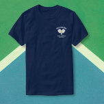 T-shirt Pickleball Club Pickleball Paddle & Ball Custom<br><div class="desc">Aimez-vous le pickleball ou connaissez-vous quelqu'un qui le fait ? C'est alors la chemise parfaite qui comprend des pagaies à pickleball croisées, un pickleball jaune et trois lignes de votre propre texte personnalisé - ajoutez votre nom de club, nom du joueur, ville, état, détails du tournoi, etc. - tout ce...</div>