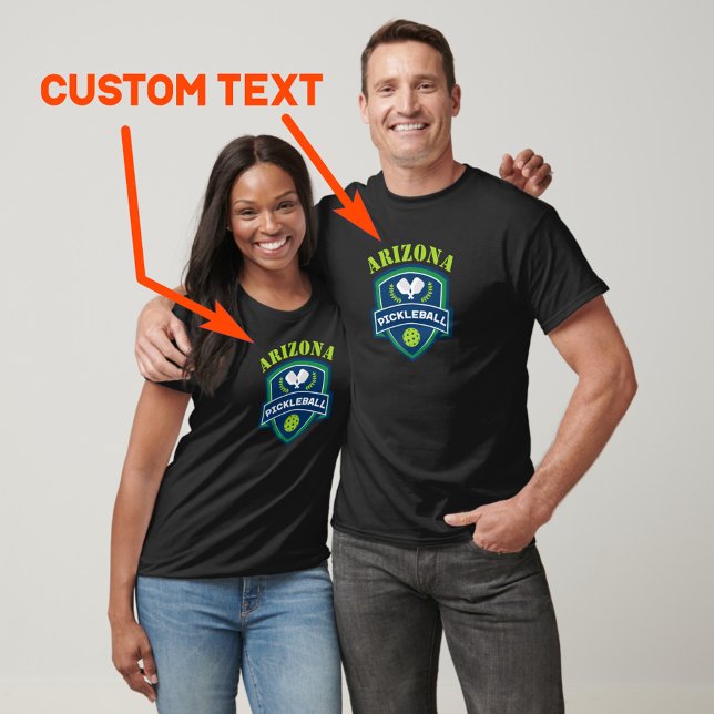 T-shirt Pickleball de texte personnalisé (Custom text. Green and navy pickleball emblem with 2 pickleball paddles and pickle ball. Great gift)