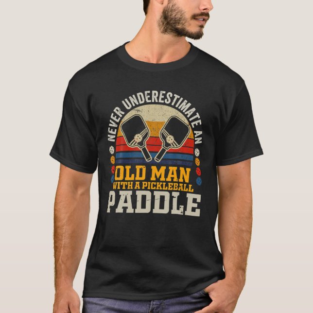 T-shirt Pickleball Ne Sous-Estime Jamais Un Vieux Homme Pa (Devant)