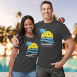 T-shirt Pickleball Tropical Palm Tree Sun Votre texte pers<br><div class="desc">Un tee-shirt de pickleball amusant avec un "soleil" de pickleball encadré par un palmier tropical et des vagues bleues de l'océan. Ajoutez votre texte personnalisé ci-dessous - nom du club, date/lieu du week-end de pickleball, nom du tournoi, nom du joueur, etc. Fait un cadeau parfait pour n'importe quel joueur de...</div>