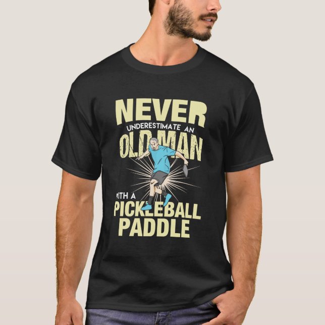 T-shirt Pickleball - Vieux Homme Avec Pickleball Paddle (Devant)