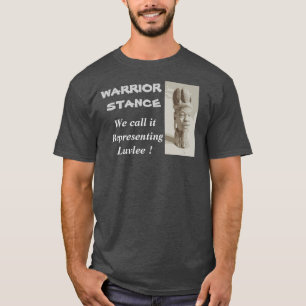 T-shirt Pièce en t grise de position de guerrière de