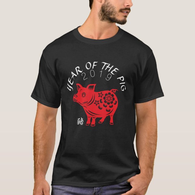 T-shirt Pièce en t noire de porc d'année d'hommes rouges (Devant)