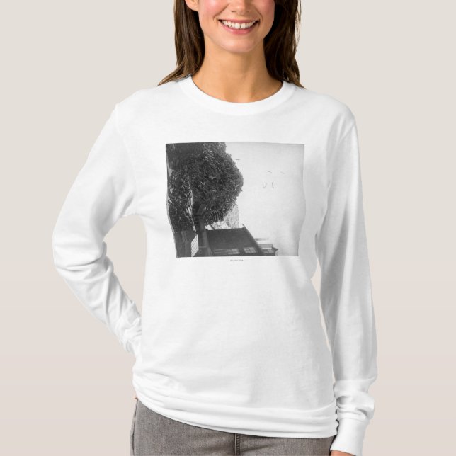 T-shirt Pile de bois de charpente en dehors de la (Devant)