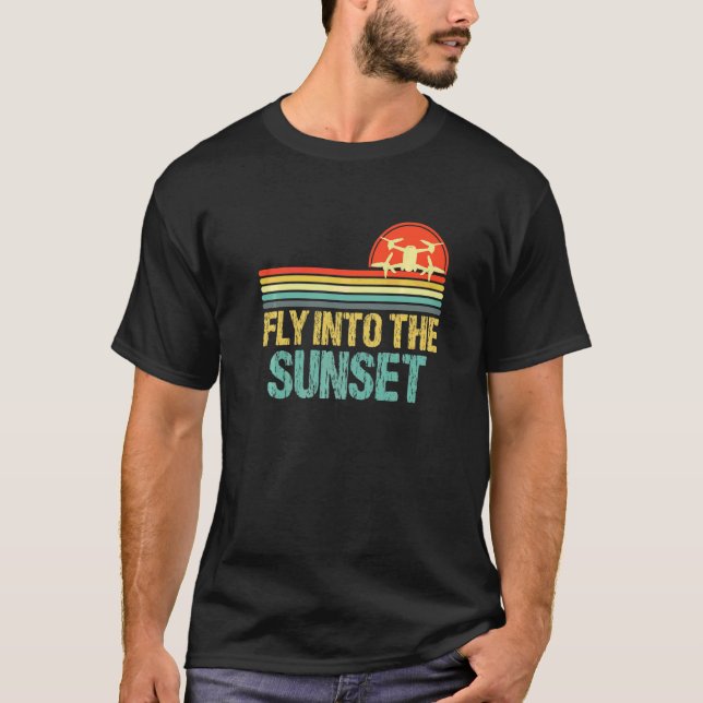 T-shirt Pilote de drone volant dans le coucher de soleil D (Devant)