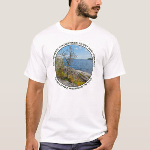 T-shirt Pin sur le rivage rocheux d'un lac