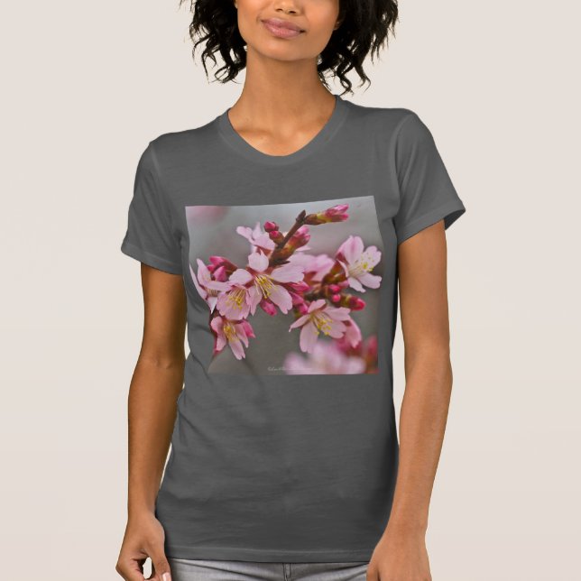 T-shirt Pink Against A Gray Sky Japanese Cherry Blossoms (Devant)