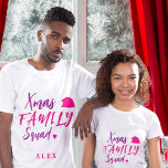 T-shirt Pink Christmas family squad Santa hat personnalisé<br><div class="desc">Typographie décontractée moderne et tendance Escouade de famille de Noël rose et violet script avec un petit coeur et chapeau de Père Noël faisant un Noël festif plutôt drôle tshirt. Personnalisez-le avec votre nom ! Il peut être un vêtement chic pour vous et les membres de votre famille pendant les...</div>