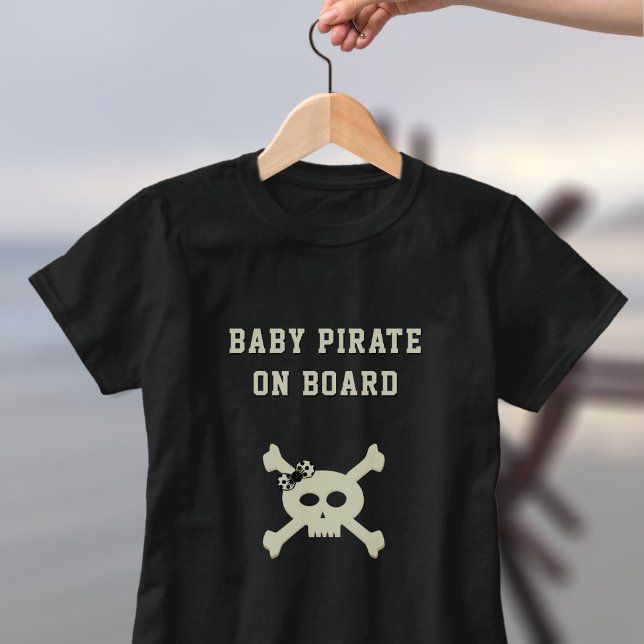 T-shirt Pirate À Bord Drôle Faire-part de grossesse (Set sail fer yer nine-month voyage o' joy! Nary a mom-to-be can resist its charms)