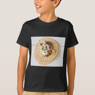 T-shirt Pita gyros avec coleslaw tzatziki olives et feta