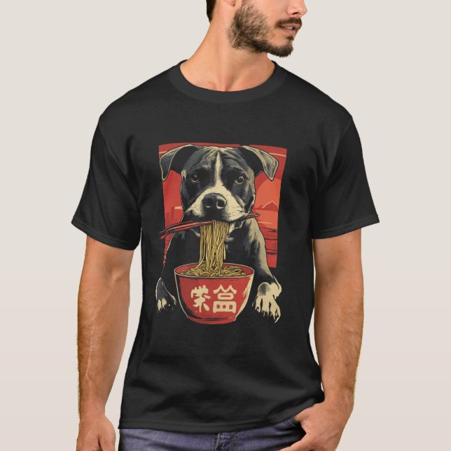T-shirt Pitbull Chien Drôle Mangeant des Nouilles Ramen (Devant)