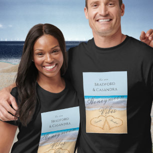 T-shirt Plage bleue poussiéreuse avec 2 Coeurs dans le sab