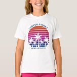 T-shirt Plage Famille Réunion Vacances Palm Tree Girls<br><div class="desc">Joli t-shirt de vacances à la plage de réunion familiale pour votre fille à porter sur une croisière île. Doté de beaux palmiers face à un joli coucher de soleil de plage rose. Parfait tee - shirt sur mesure pour votre séjour d'été à la mer pour égaler tous les autres...</div>