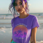 T-shirt Plage mignonne Voyage Tropical Palm Tree Custom Pu<br><div class="desc">Cool jumelant des t-shirts violets de vacances pour des vacances en famille pour une croisière sur l'île ou un voyage de filles. De beaux palmiers devant un joli coucher de soleil rose sur des tee - shirts violets. Parfait tee - shirt sur mesure pour votre séjour d'été à la mer....</div>
