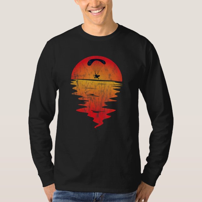 T-shirt Planeur À Moteur Devant L'Idée Du Coucher De Solei (Devant)