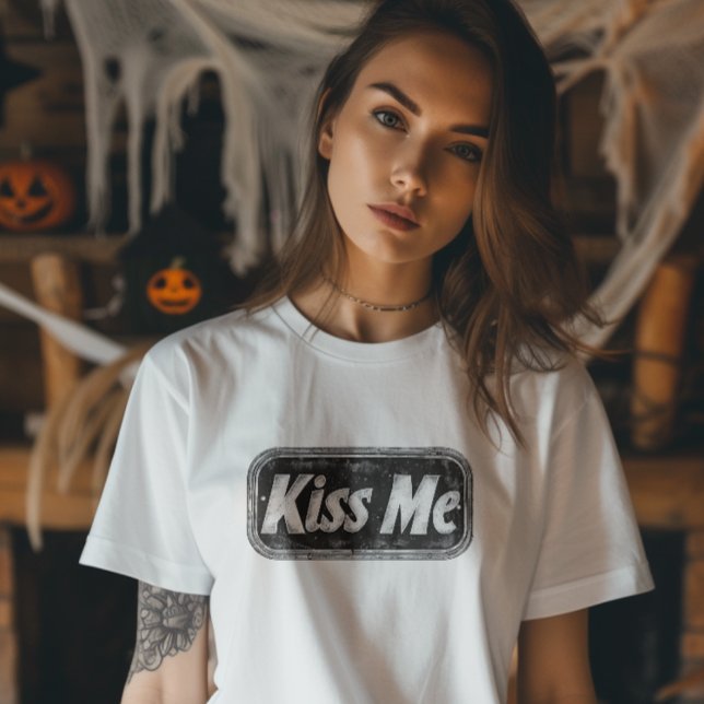 T-shirt Plaque métallique Kiss Me (Créateur téléchargé)