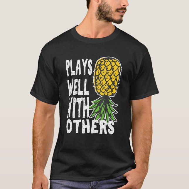 T-shirt Play Well With Others Up Side Down Pineapple Quote (Devant)