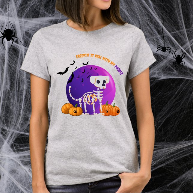 T-shirt Pleine lune Halloween à caniche effrayant (Spooky Halloween t-shirt with a dog skeleton, full moon, pumpkins, bats, and your favorite dog breed)