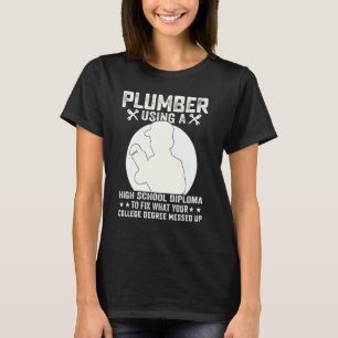 T-shirt Plomber Utilisant Un Diplôme Secondaire Pour Fixer