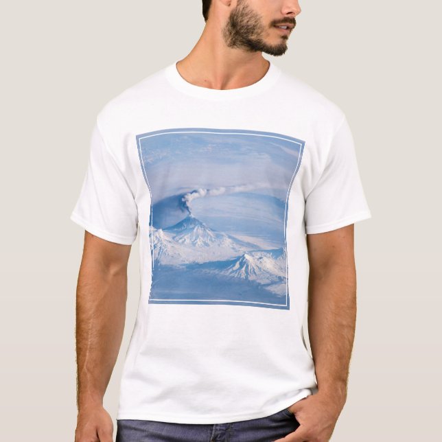 T-shirt Plume Émanant Du Volcan Kliuchevskoi. (Devant)