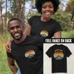 T-shirt Poche de voyage et dossier personnalisés Mountain<br><div class="desc">Ce coucher de soleil vintage orange cool sur des montagnes rocheuses dans la nature fait une belle image pour un ensemble de t-shirts customisés pour une réunion de famille, un voyage sur la route ou des vacances d'été. Commémorez votre semaine de vacances avec des tee - shirts assortis pour maman,...</div>