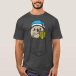 T-shirt Pocket Otter Menorah juive Hanoukka Chanukah Anim<br><div class="desc">Poche Otter juif Menorah Hanoukka Chanukah animal cadeau .Cat arbre de Noël drôle Meowy Catmas Design. Cette carte graphique de Noël avec des sucres de canne, des cadeaux, un chapeau de Père Noël, et une écharpe pour la saison des fêtes d'hiver est destinée aux hommes gais ou joyeux, femmes, garçons,...</div>