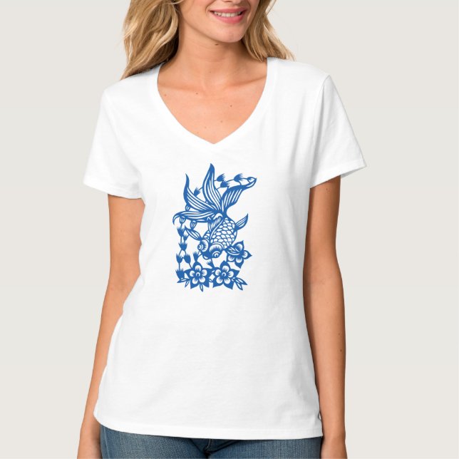 T-shirt Poisson Koi parmi les fleurs bleues (Devant)