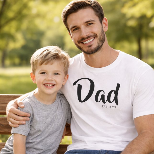 T-shirt Police d'écriture noire établie Papa (Black Script Established Dad T-Shirt)