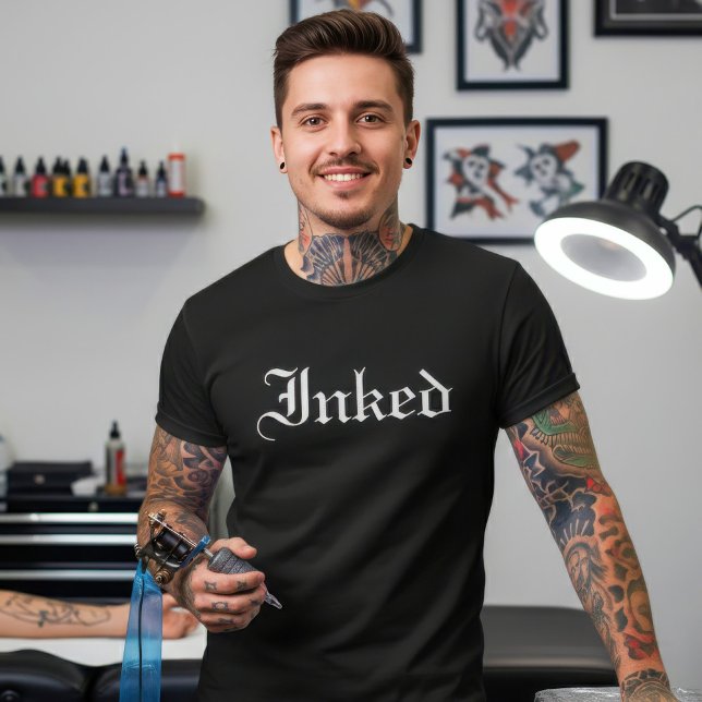 T-shirt Police gothique encrée pour des amants de tatouage (Créateur téléchargé)