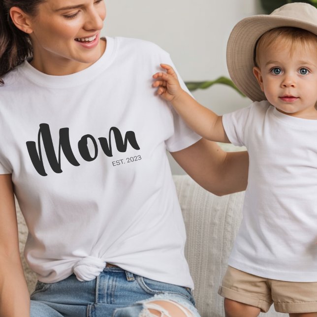 T-shirt Police Script Maman Établie (Black Script Established Mom T-Shirt)