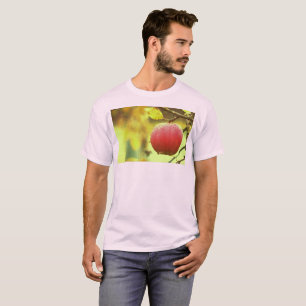 T-shirt "Pomme rouge sur arbre" jolie photo. Commandez dès