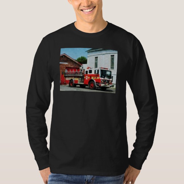 T-shirt Pompe à incendie devant la caserne de pompiers (Devant)