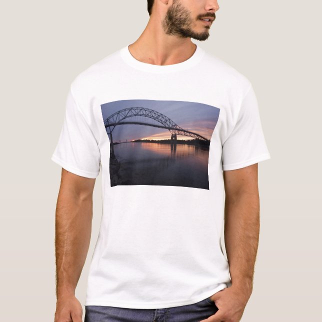 T-shirt Pont de Sagamor au-dessus du canal de Cape Cod (Devant)