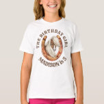 T-shirt Pony anniversaire gidup cowgirl cowboy fête person<br><div class="desc">Pony anniversaire giddy up cowgirl cowboy fête personnalisé t-shirt. Pony dans une invitation en fer à cheval pour les chevaux, ponies, équestre des anniversaires à thème, peut être pour les garçons et les filles comme il est de couleurs marron, a obtenu de nombreuses options pour correspondre aux articles. Ravi d'obtenir...</div>
