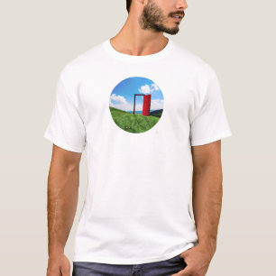 T-shirt Porte rouge surréaliste dans un paysage de prairie