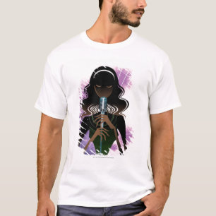 T-shirt Portrait de femme tenant le microphone