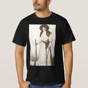 T-shirt Portrait photo d'une cowgirl tenant un fusil, v191