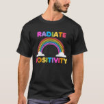 T-shirt Positivité radiale colorée Inspiration arc-en-ciel<br><div class="desc">Ne soyez pas négatif - ne soyez qu'une personne positive. Tout n'est pas facile,  mais si vous rayonnez positivement,  de bonnes choses vous arriveront. Ce design de radiations positives comporte un arc-en-ciel mignon.</div>